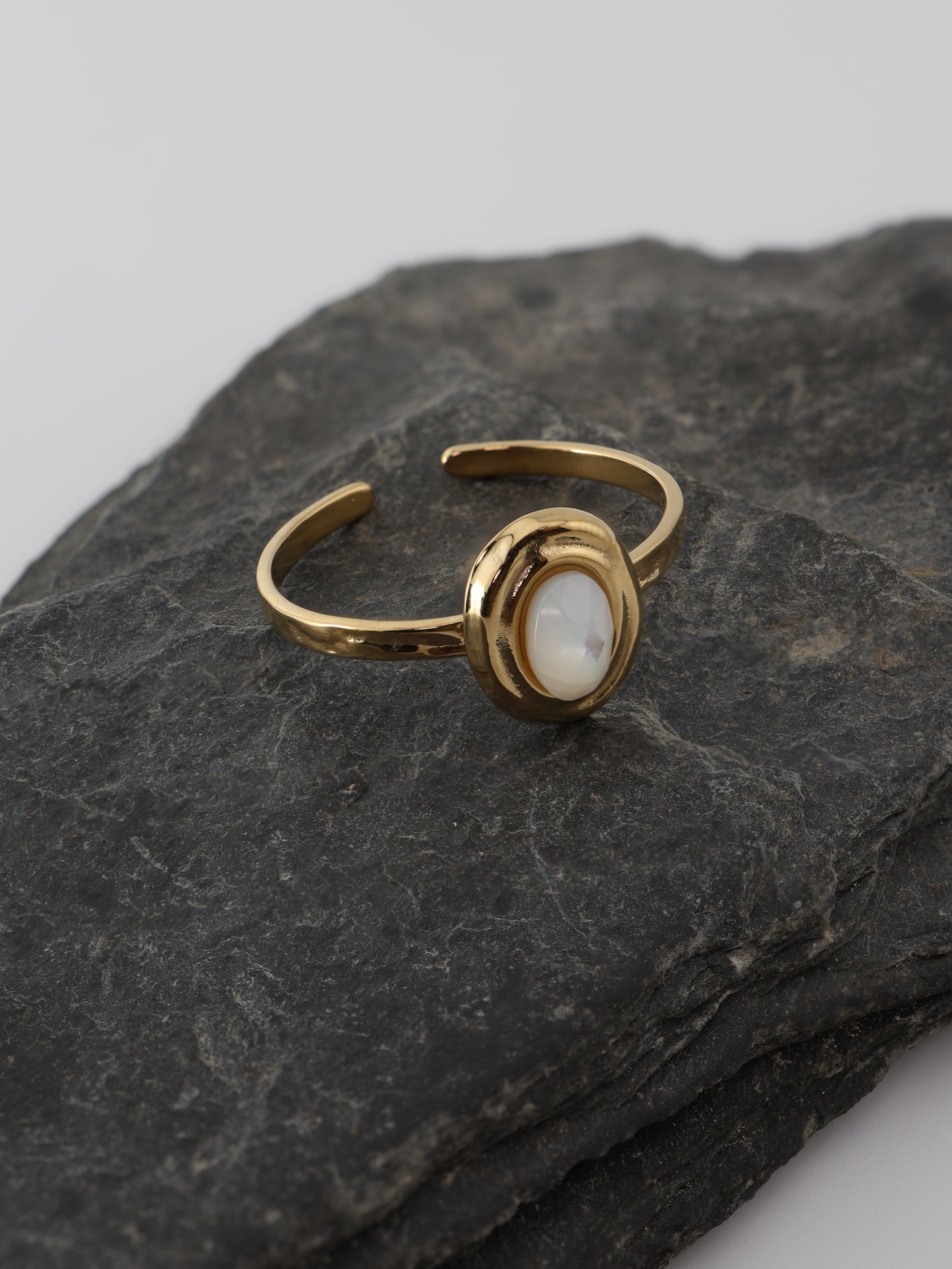 Amalya Mother of Pearls Ring