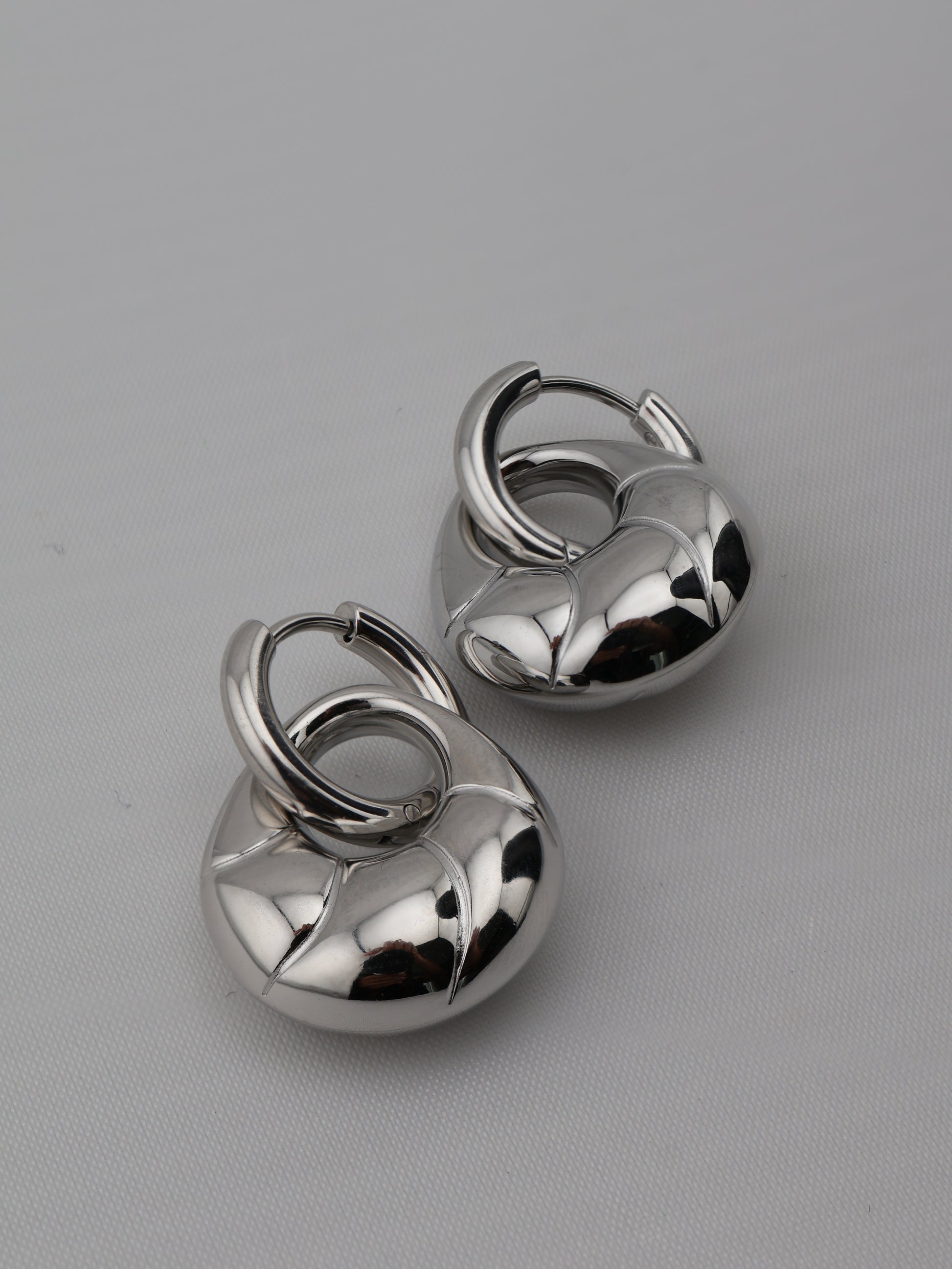 Boucles d'oreilles LYS NOEVAH - vue de côté